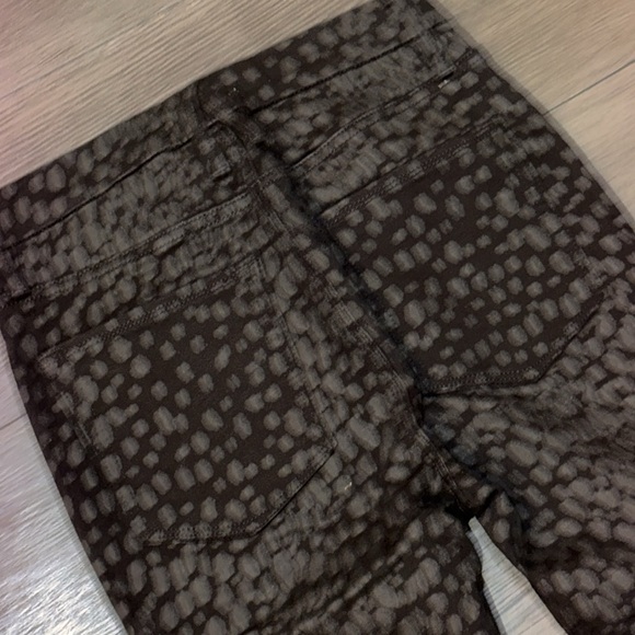 Good American Good Legs Crop Animal Print Jean Size 27 / 4 Black STRETCH! - Picture 9 of 15